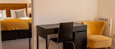 2 Schlafzimmer, BĂŒgeleisen/BĂŒgelbrett, WLAN, BettwĂ€sche