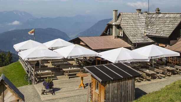Eine Berglodge mit Außenbereich und Blick auf die Berge.