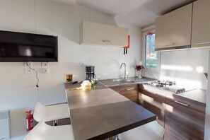 ثلاجة، ميكروويف، فرن، موقد طهي مسطح