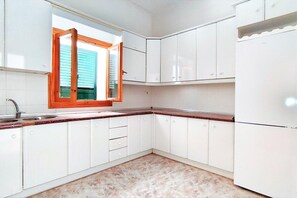 Réfrigérateur, micro-ondes, plaque de cuisson, grille-pain