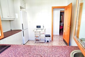 Frigorífic, microones, placa de cuina i torradora