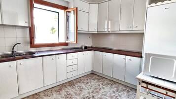 Frigorífico, microondas, placa de cocina y tostadora