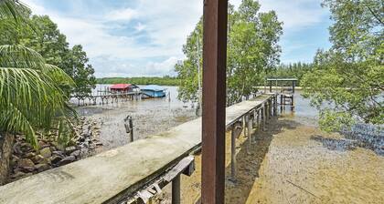 OYO 90708 D'kuala Waterfront Chalet & Boat Charters