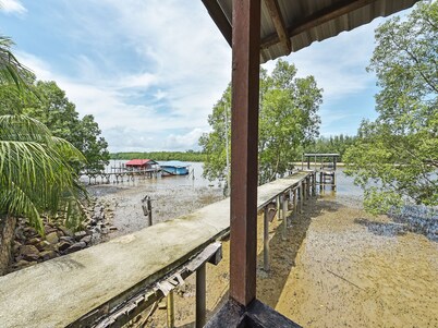 OYO 90708 D'kuala Waterfront Chalet & Boat Charters
