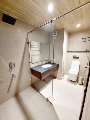Een douche, een regendouche, gratis toiletartikelen, pantoffels