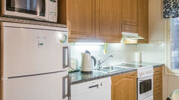 Kjøleskap, mikrobølgeovn, oppvaskmaskin og kjøkkenutstyr