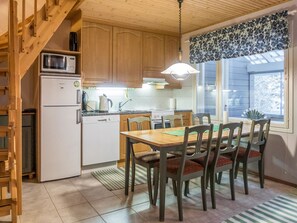 Fridge, microwave, dishwasher, cookware/dishes/utensils
