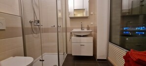Een douche, een haardroger, handdoeken, zeep