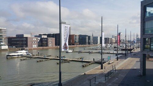Direct view of the New Harbor, the marina and the Kaiser Harbor