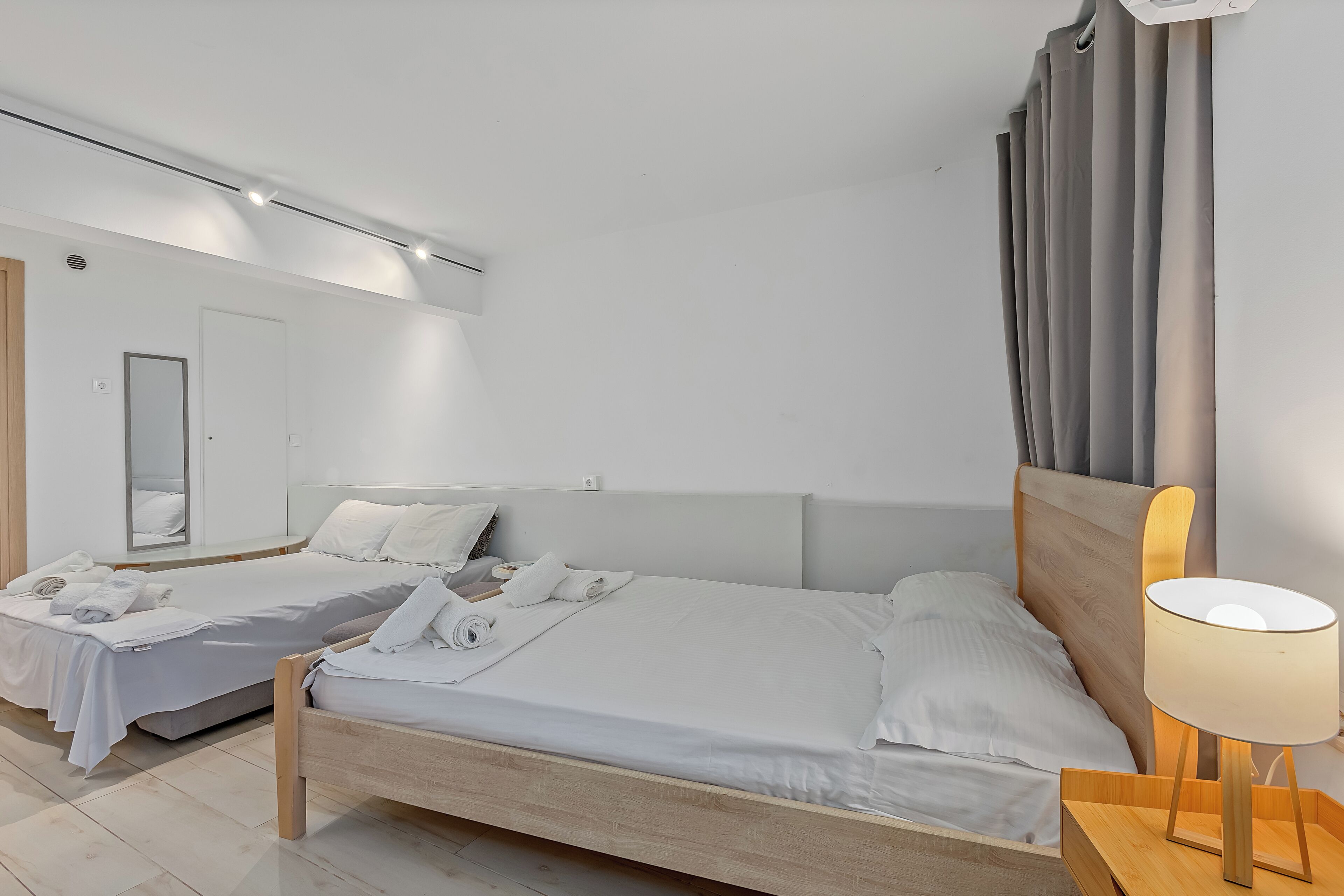 Apartamento básico | Cortinas blackout, ferros/tábuas de passar roupa, Wi-Fi de cortesia