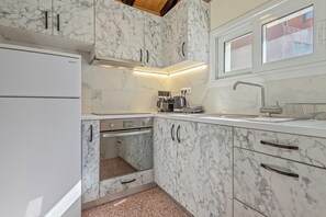 Family Apartment | Private kitchen | Espresso maker, full-size fridge, oven, stovetop - Athens Plaka Family Suites (Athens)