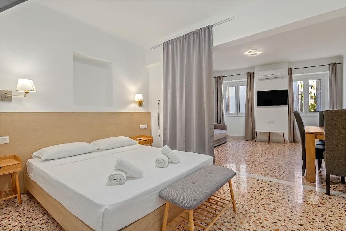 Comfort Apartment | Blackout drapes, iron/ironing board, WiFi (free)