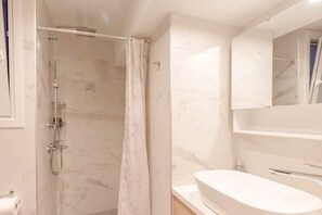 Comfort Apartment | Bathroom | Shower, hair dryer, towels, soap - Athens Plaka Family Suites (Athens)