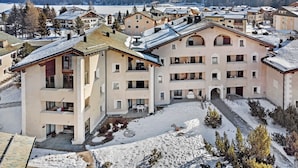 En byggnad med flera våningar, balkonger och en innergård.