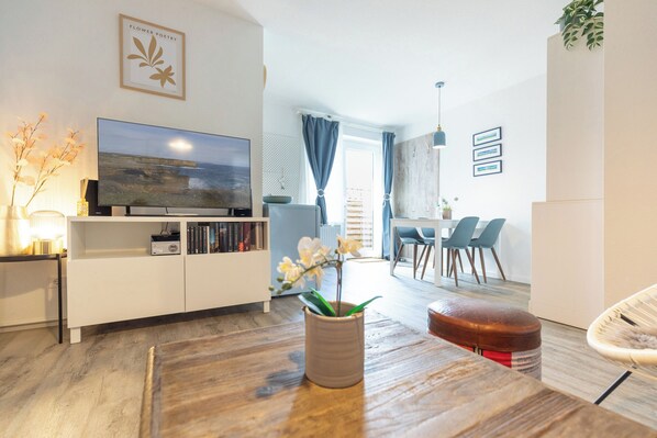 TV, bøker og stereoanlegg