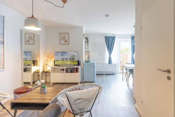 Fernseher, Bücher, Stereoanlage