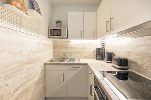 Kühlschrank, Mikrowelle, Ofen, Herdplatte