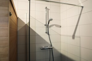Dusche, Handtücher, Toilettenpapier