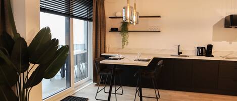 Réfrigérateur, micro-ondes, four, plaque de cuisson