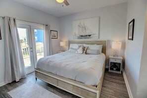 5 bedrooms, iron/ironing board, WiFi, bed sheets - Island Serenity: Beach Access & Family-Friendly Freeport Home (Freeport)