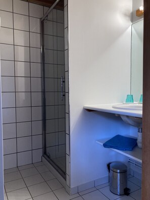 Een douche, een haardroger, toiletpapier