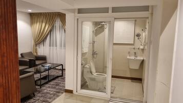 Een haardroger, handdoeken, zeep, toiletpapier