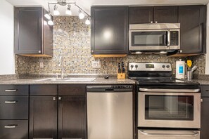 Refrigerador, microondas, horno y parrilla de estufa 