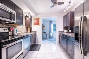 Refrigerador, microondas, horno y parrilla de estufa 