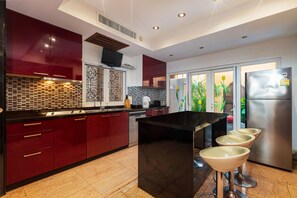 Réfrigérateur, micro-ondes, four, plaque de cuisson