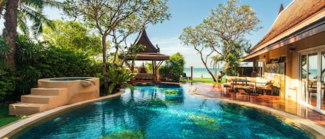 Una piscina al aire libre