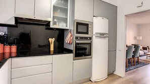 Coffee/tea maker, fridge, microwave, oven - Casa Pico dos Barcelos by LovelyStay (Funchal)