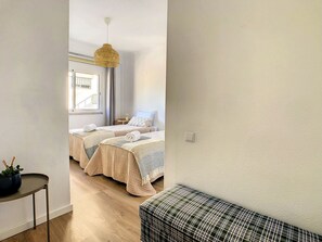 2 quartos, ferros/tábuas de passar roupa, berço de viagem