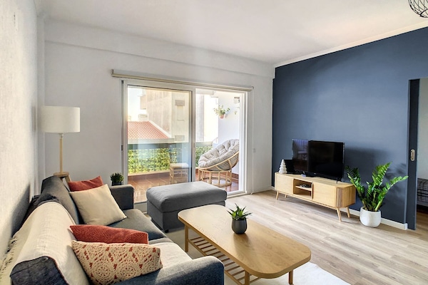 Charming, well-decorated apartment near the prime viewpoint of Madeira, Pico dos Barcelos, offering captivating vistas. Your Madeiran escape awaits. #lovely #cozy #smartTV #picodosbarcelos #pointofview