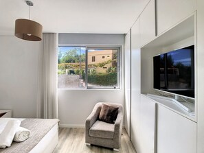 2 bedrooms, travel crib, free WiFi, bed sheets