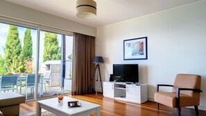 TV - Villa Blue Marlin by LovelyStay (Arco Da Calheta)