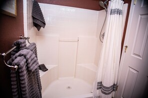 Ducha, secador de pelo, toallas y papel higiénico