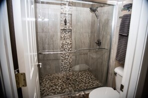 Ducha, secador de pelo, toallas y papel higiénico