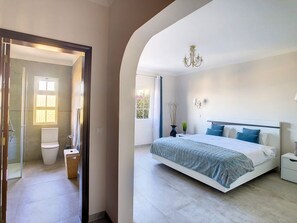 4 chambres, fer et planche à repasser, lit parapluie, Wi-Fi gratuit