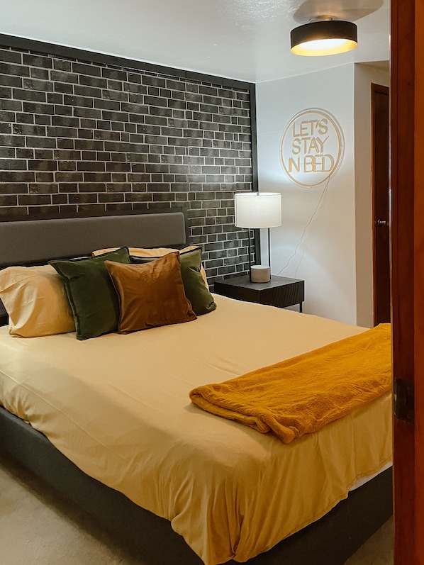 4 habitaciones, escritorio y tabla de planchar con plancha 