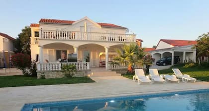 Villa Irmica - Impressive Pool, Spacious Apartment (86 m²) - First Floor