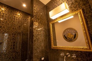 Shower, hair dryer, bidet, towels - Charming flat in the heart of Lucca (Lucca)