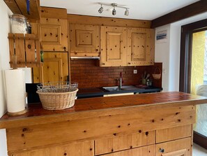 Een koelkast, een oven, een kookplaat, een vaatwasser