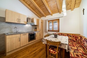 Kylskåp, mikrovågsugn, ugn och spishäll