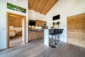 Kühlschrank, Mikrowelle, Herdplatte, Geschirrspüler