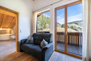 Interior - Apartment "Eggerhof Suite" with Mountain View, Lake Access & Wi-Fi (Verano)