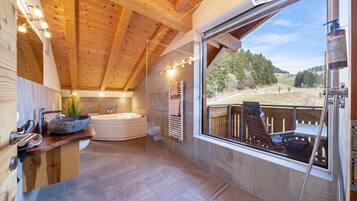 Baignoire, sĂšche-cheveux, serviettes fournies