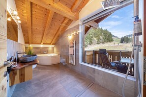 Badewanne, Haartrockner, Handtücher