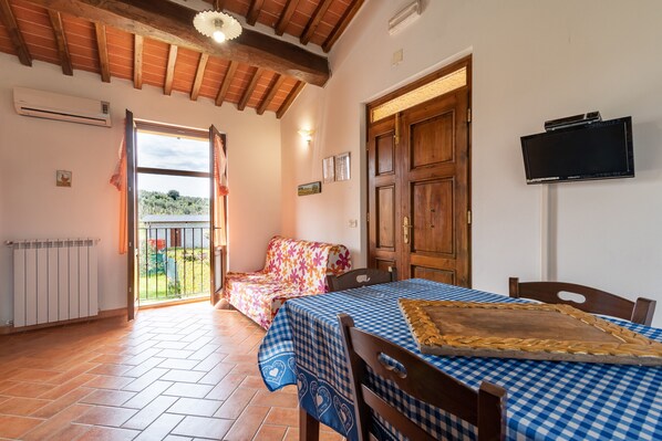 Interior - Holiday Home "Mugellese" with Shared Pool & Wi-Fi (Civitella in Val di Chiana)