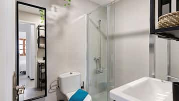 Chuveiro, secador de cabelo, toalhas de banho