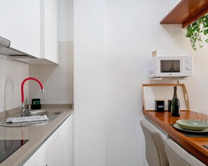 Jääkaappi, mikroaaltouuni, uuni, liesi